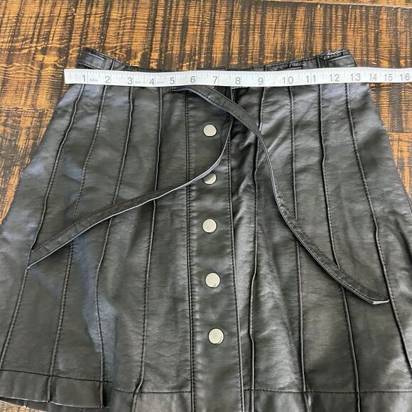 RARE Free People Sz 0 Beach Jet Black Vegan Leather Pleated A-Line Mini Skirt - Picture 3 of 4